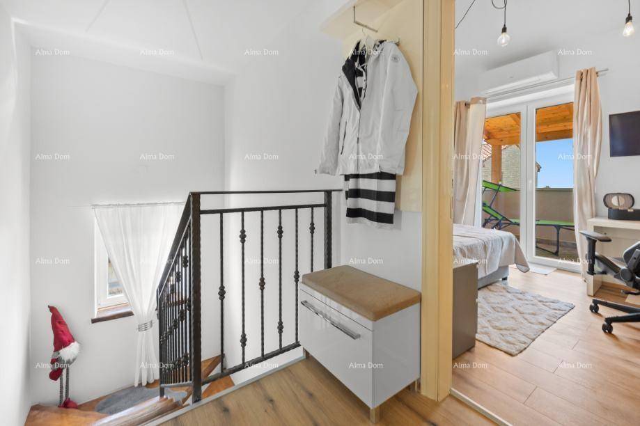Heller Flurbereich mit Treppe und Zugang zu einem Schlafzimmer mit Balkon.