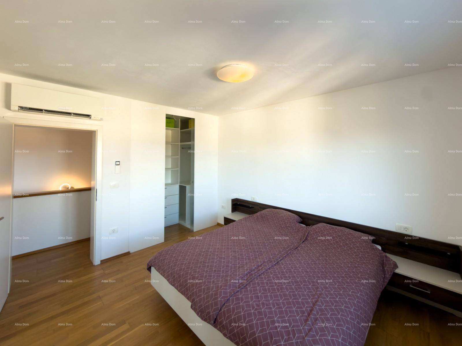 Schlafzimmer mit Holzboden, Doppelbett, integriertem Kleiderschrank und Klimaanlage.