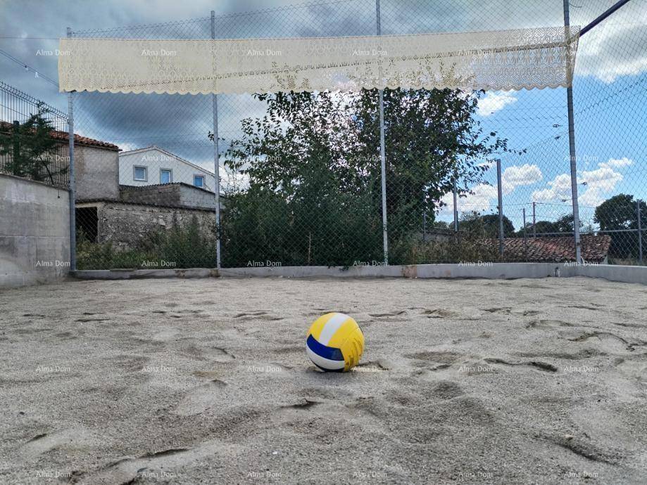 Sandvolleyballfeld im Freien, bietet Sport- und Freizeitmöglichkeiten auf dem Grundstück.