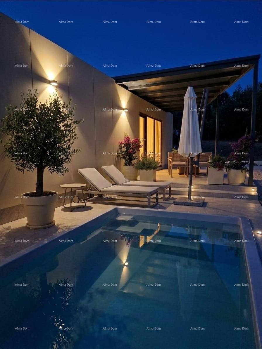 Beleuchteter Poolbereich bei Nacht mit gemütlicher Atmosphäre und Außenbeleuchtung.