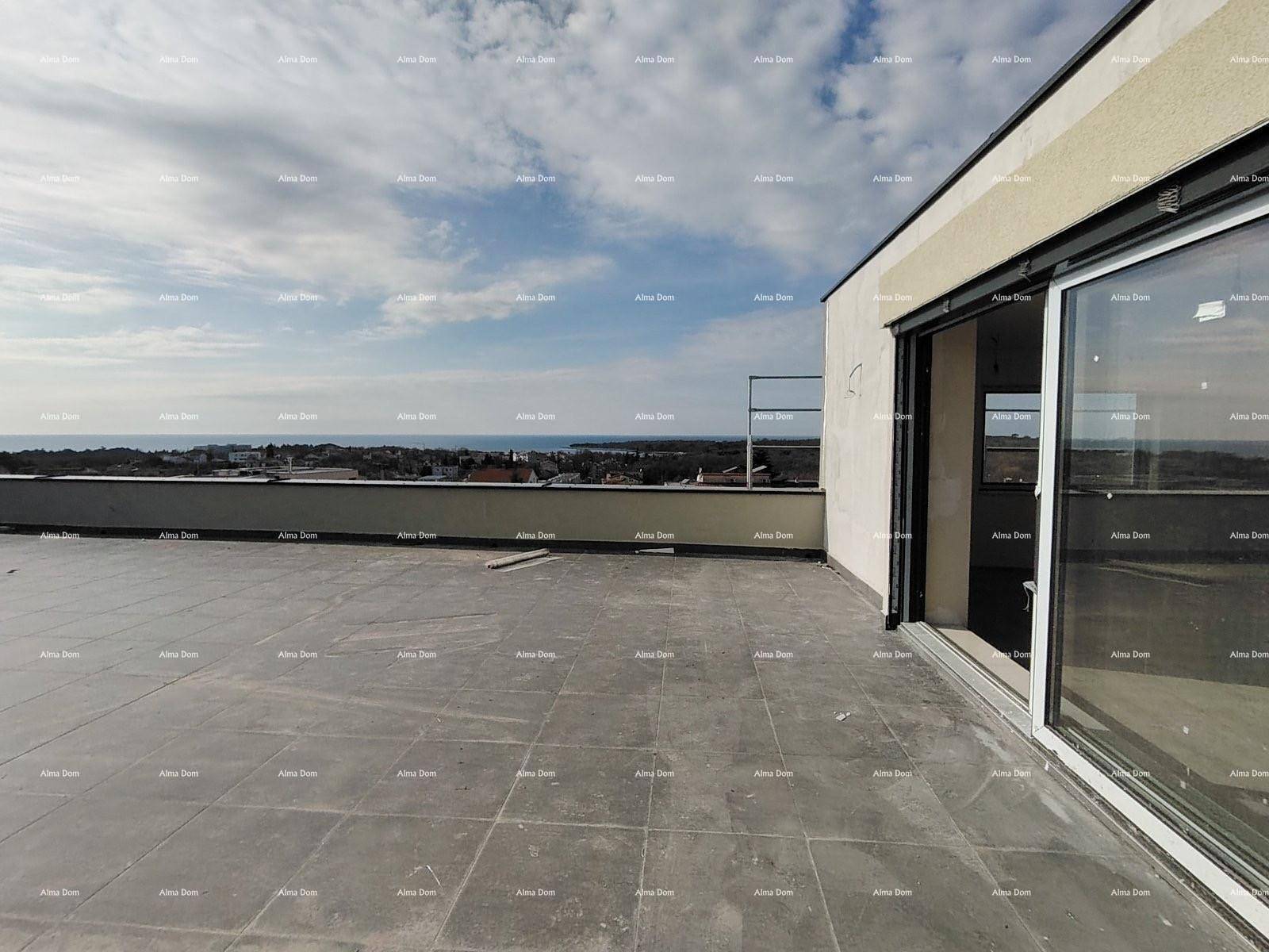 Große Dachterrasse mit Meerblick und viel Platz für Entspannung im Freien.