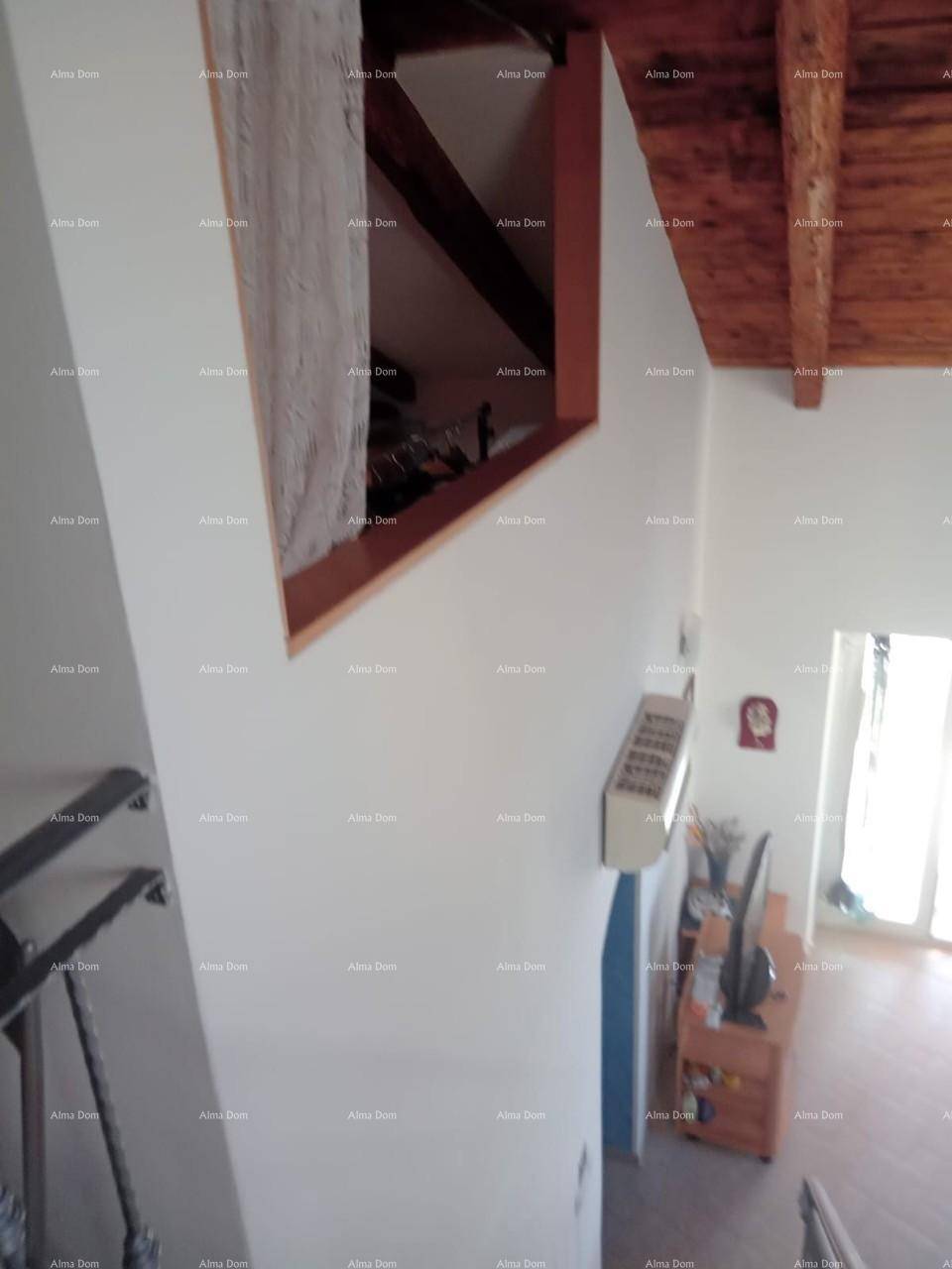 Blick von der oberen Etage auf den offenen Wohnbereich und die Treppe.