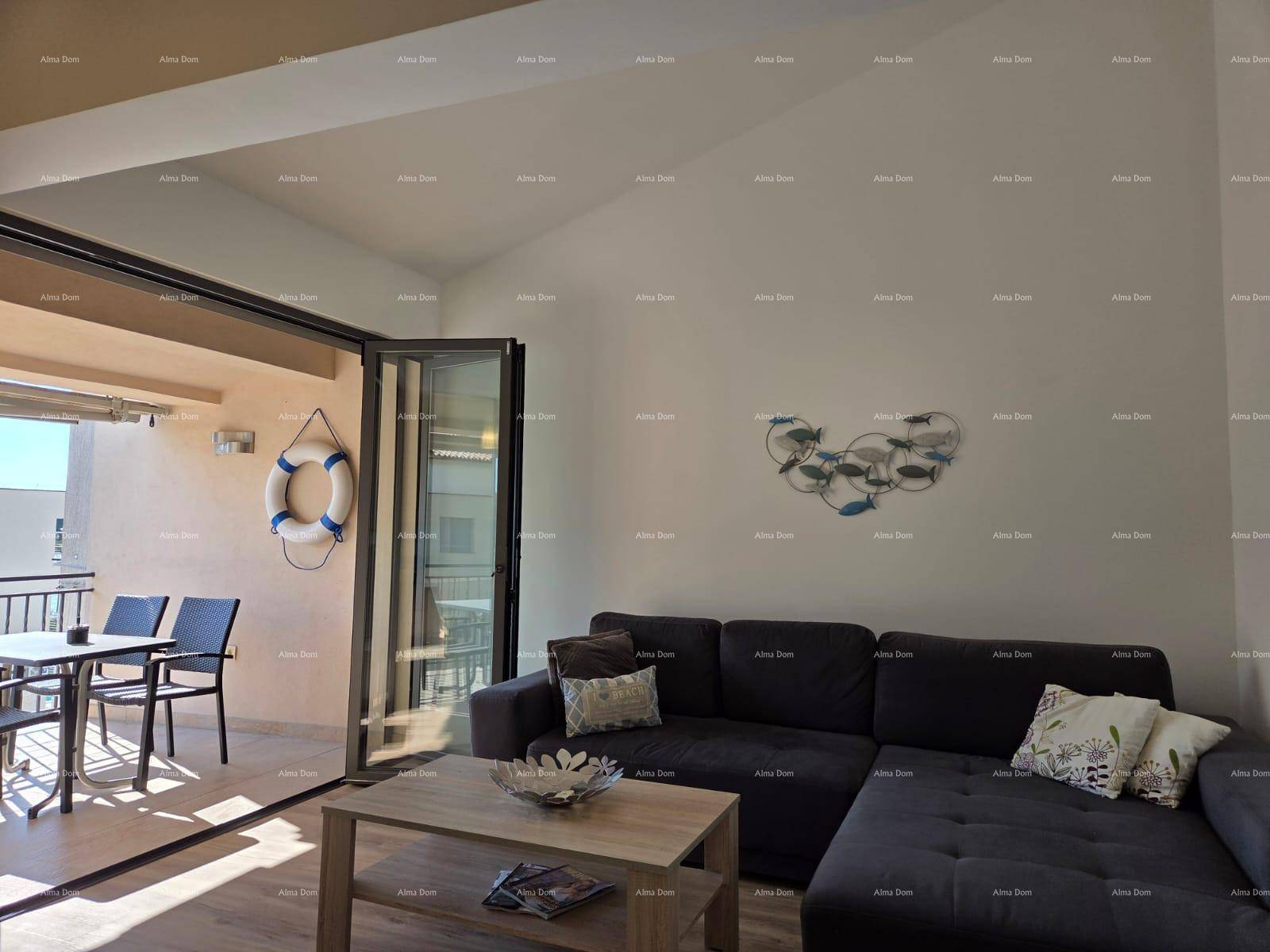 Geräumiges Wohnzimmer mit großen Falttüren, die Zugang zu einer möblierten Terrasse bieten.