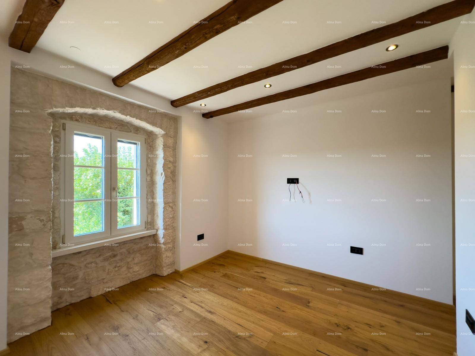 Schlafzimmer mit Holzbalken, Holzboden und einem Fenster mit rustikalem Steinrahmen.
