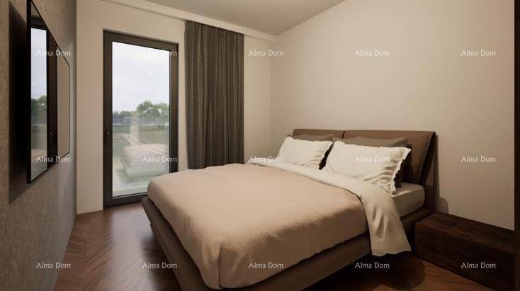 Modernes Schlafzimmer mit Holzboden, großem Fenster und minimalistischer Einrichtung.