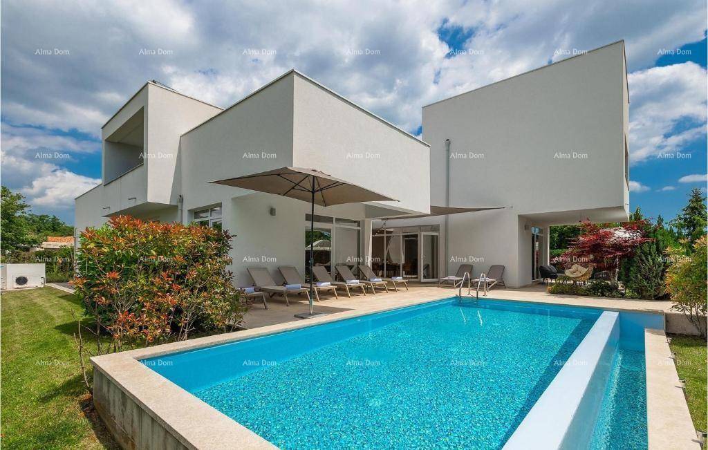 Moderne Villa mit klaren Linien, großem Außenpool und gepflegtem Garten unter strahlend blauem Himmel.
