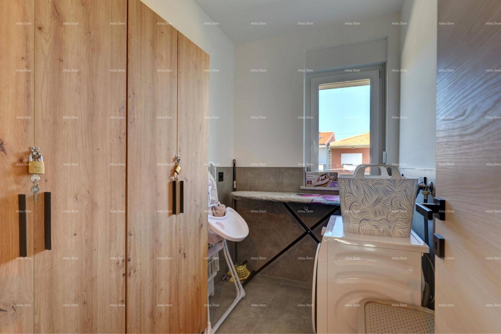Praktischer Hauswirtschaftsraum mit Waschmaschine, Bügelbrett und Stauraum.