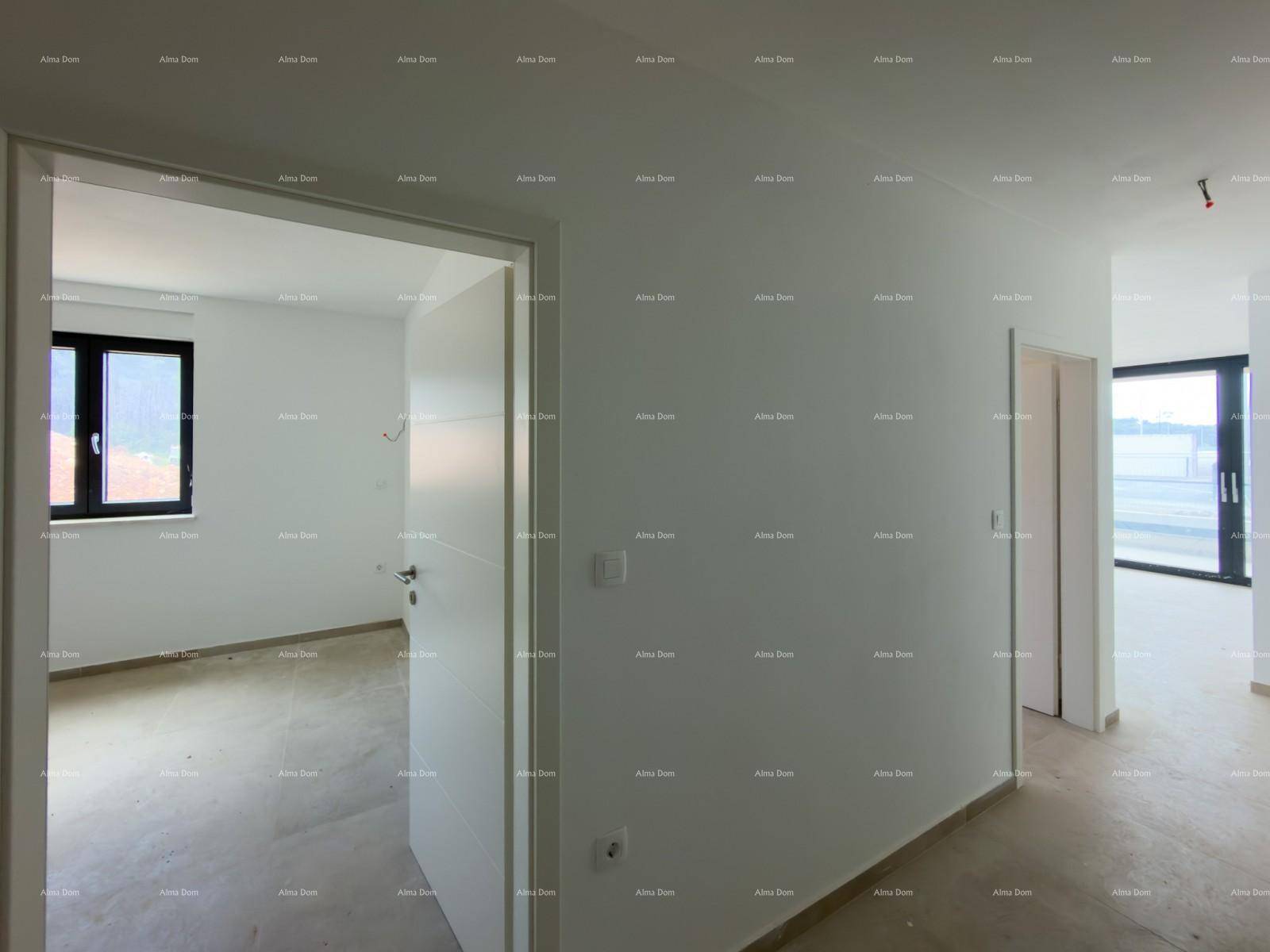 Heller Flur mit Zugang zu einem Schlafzimmer und dem offenen Wohnbereich.