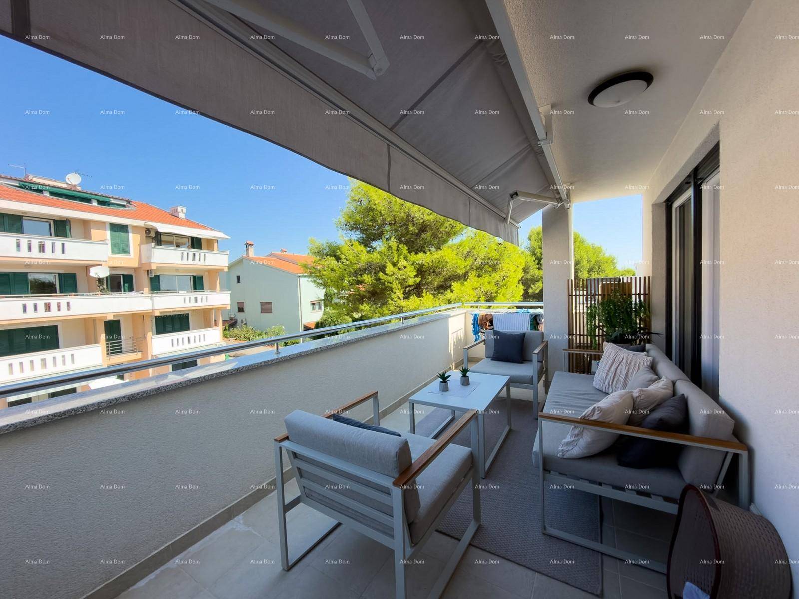 Geräumiger Balkon mit modernen Gartenmöbeln und Blick auf die Umgebung.