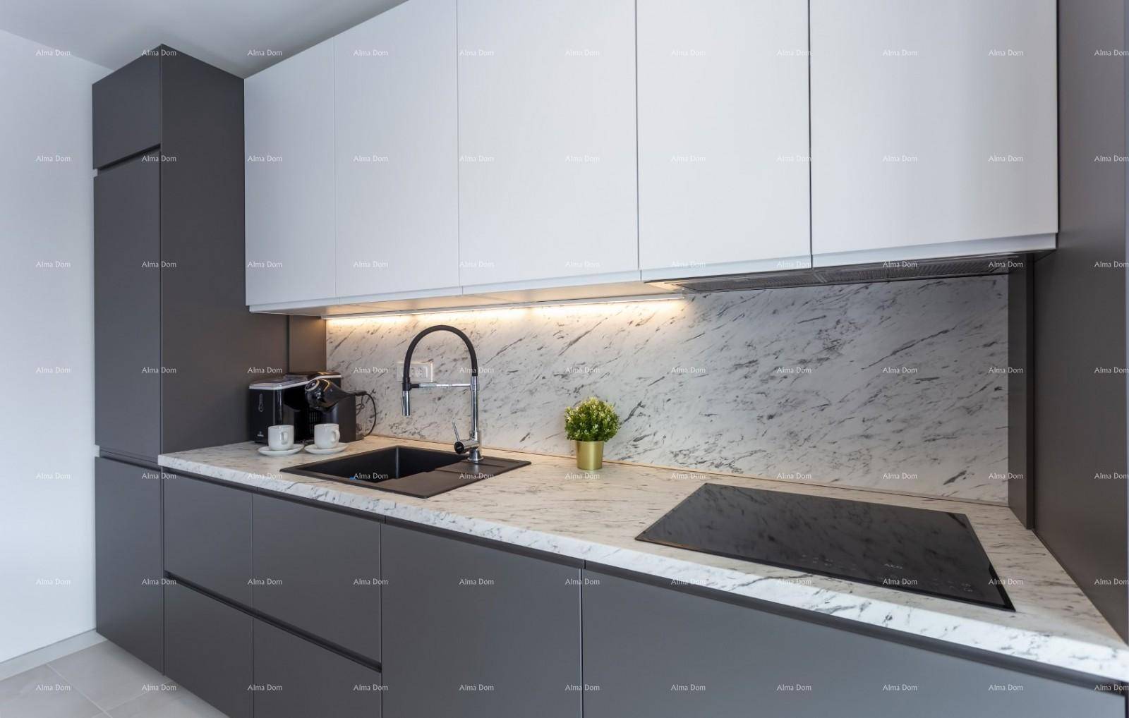 Moderne Küche mit grauen Unterschränken, weißen Oberschränken und eleganter Marmor-Arbeitsplatte.