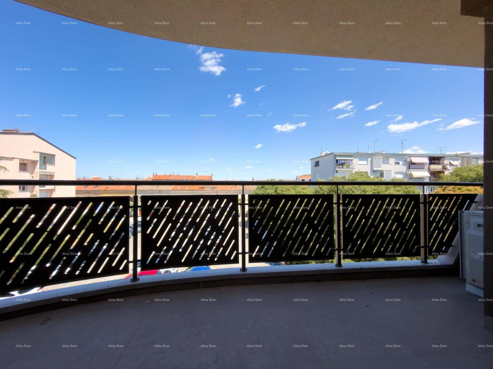 Geräumiger Balkon mit moderner schwarzer Brüstung und Blick auf die Umgebung.