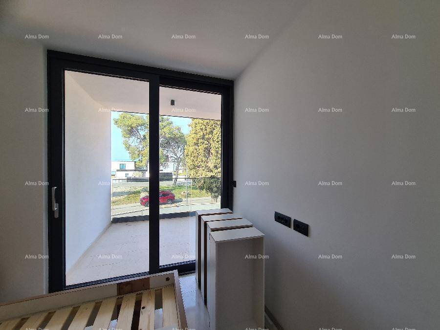 Helles Schlafzimmer mit raumhohen Fenstern und Zugang zu einem privaten Balkon.