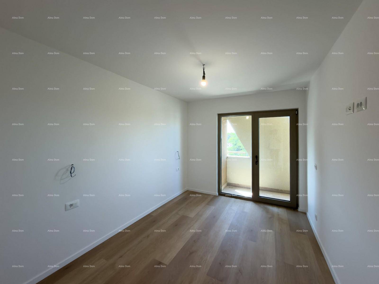 Helles Schlafzimmer mit Holzboden und direktem Zugang zu einem kleinen Balkon.