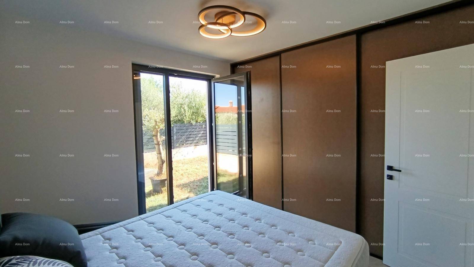 Helles Schlafzimmer mit großem Fenster, das viel Tageslicht hereinlässt und Blick ins Grüne bietet.
