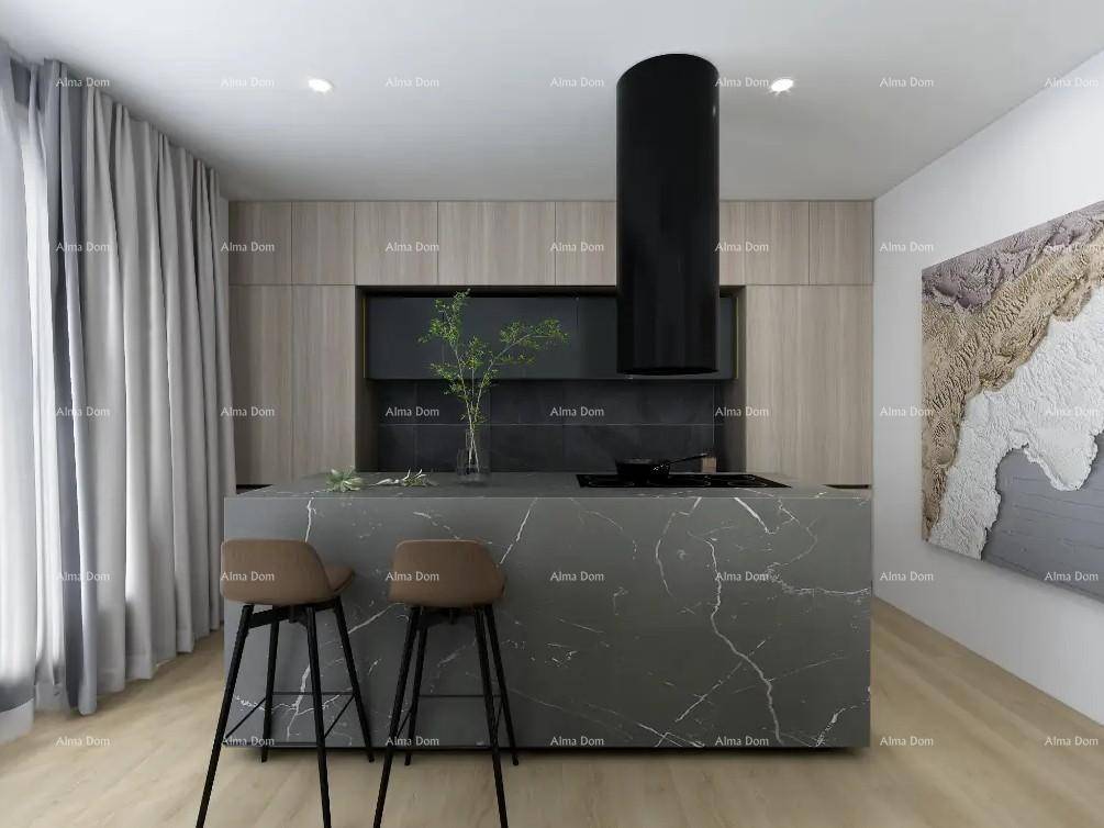 Moderne Küche mit Kücheninsel aus Marmor, integrierten Geräten und Dunstabzugshaube.