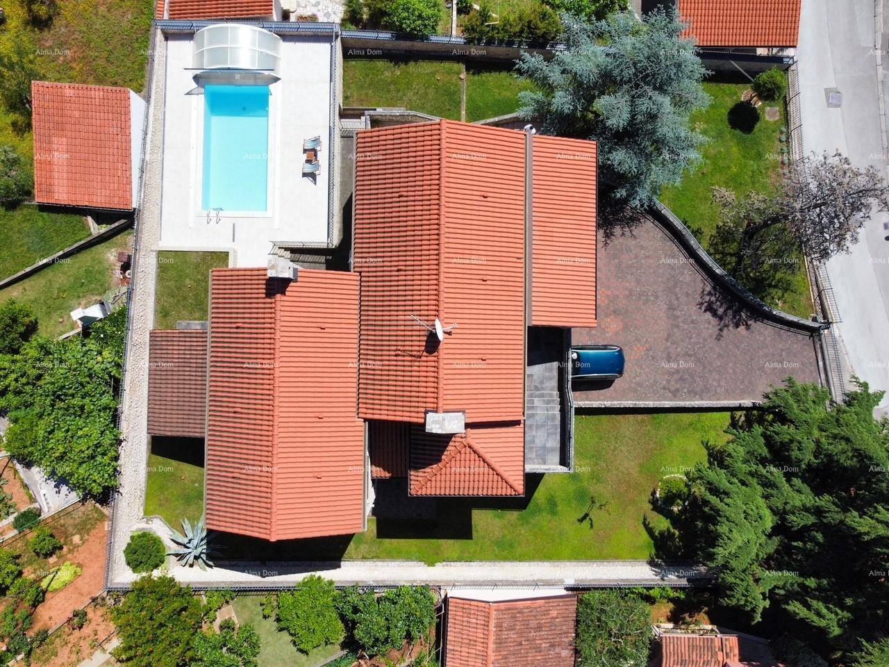 Vogelperspektive des Anwesens mit rotem Ziegeldach, Poolbereich und gepflasterter Auffahrt.