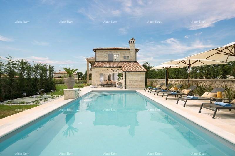 Elegantes Steinhaus mit großem Swimmingpool, Liegestühlen und Sonnenschirmen.