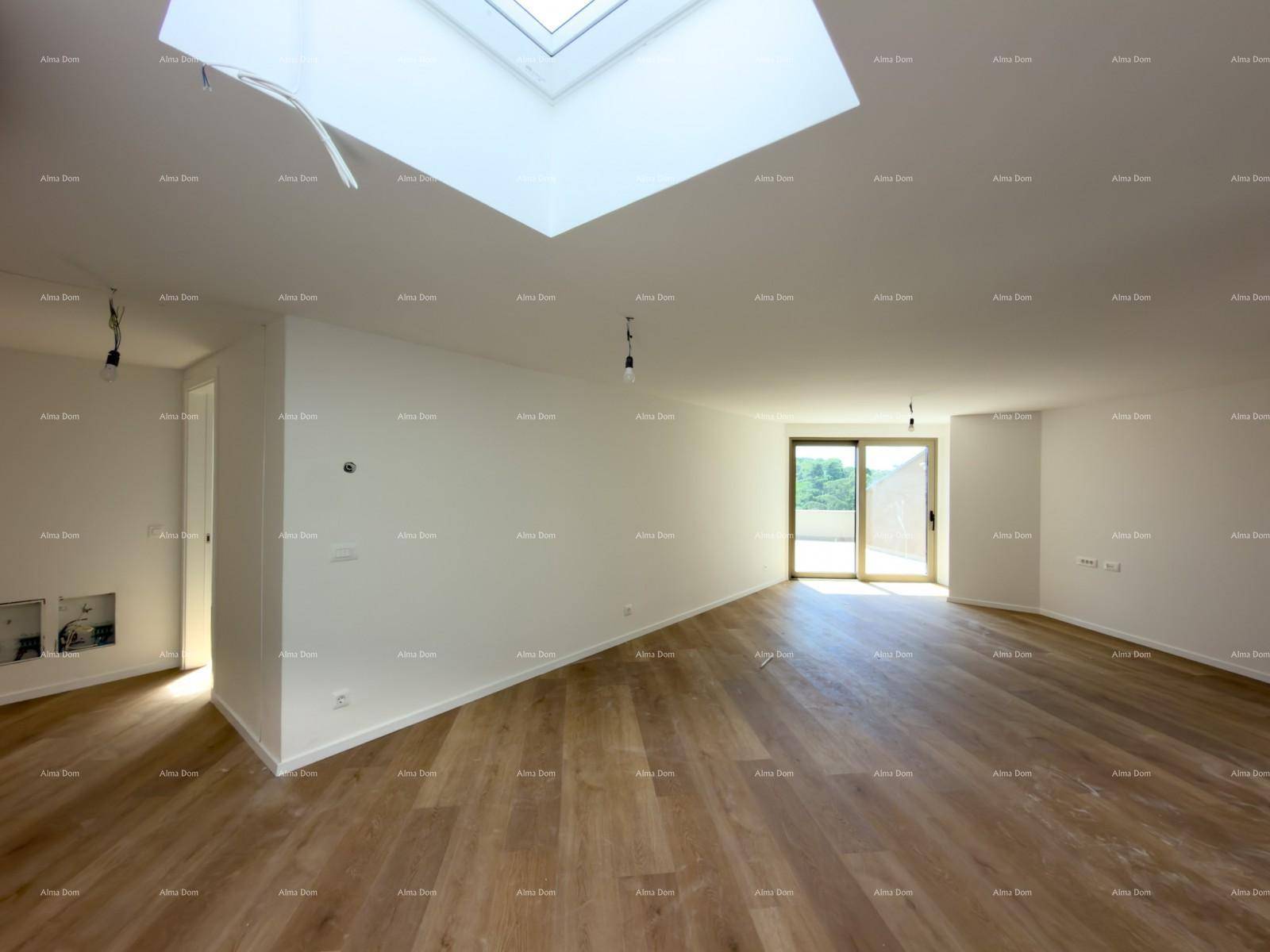 Großer, heller Wohnbereich mit Holzboden, Oberlicht und Schiebetür zur Terrasse.