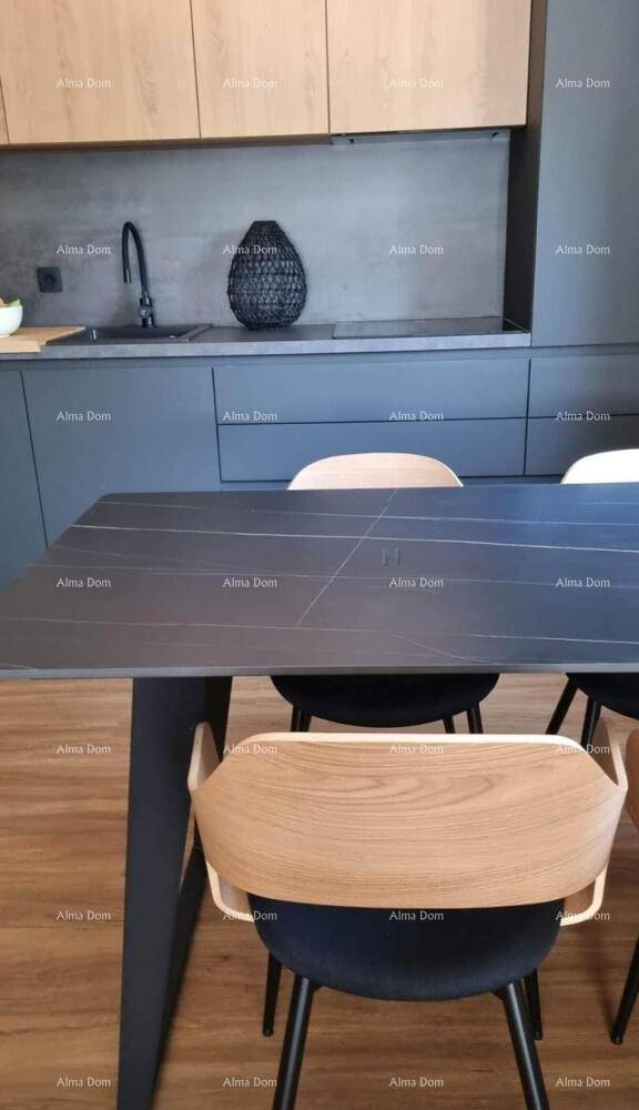 Moderne Küche mit grauen Schränken und Holzelementen, kombiniert mit einem Essbereich.