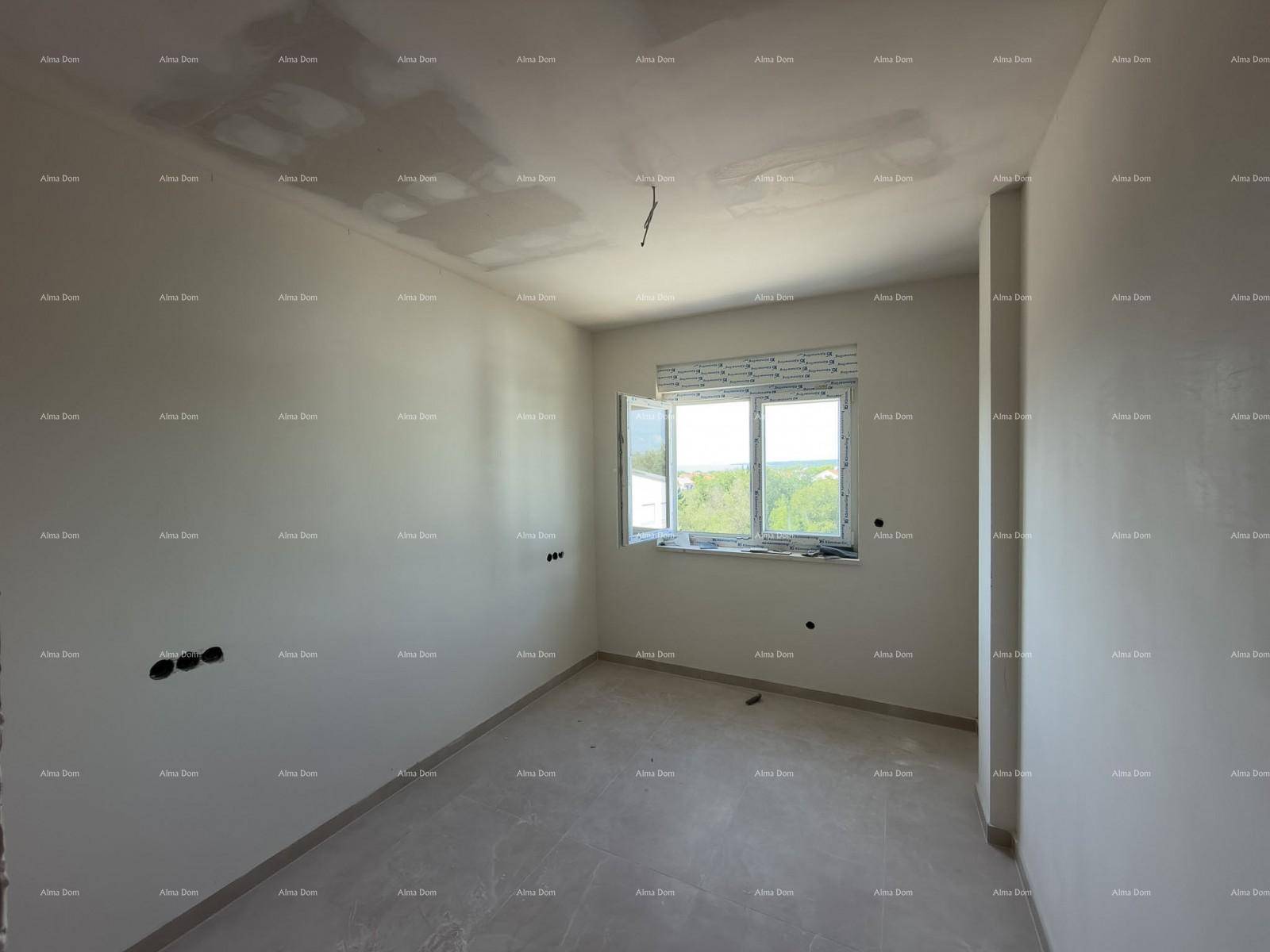 Helles, unfertiges Schlafzimmer mit Fenster und vorbereiteten Elektroinstallationen.