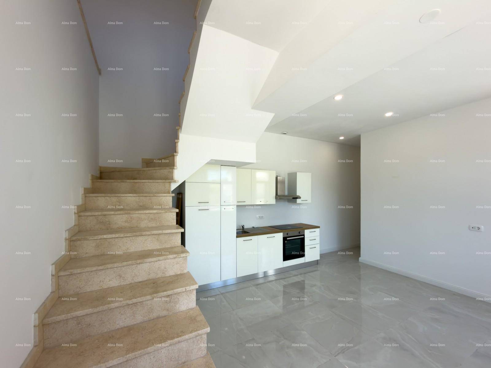 Heller offener Wohnbereich mit moderner Einbauküche, Treppe und glänzenden Fliesenböden.