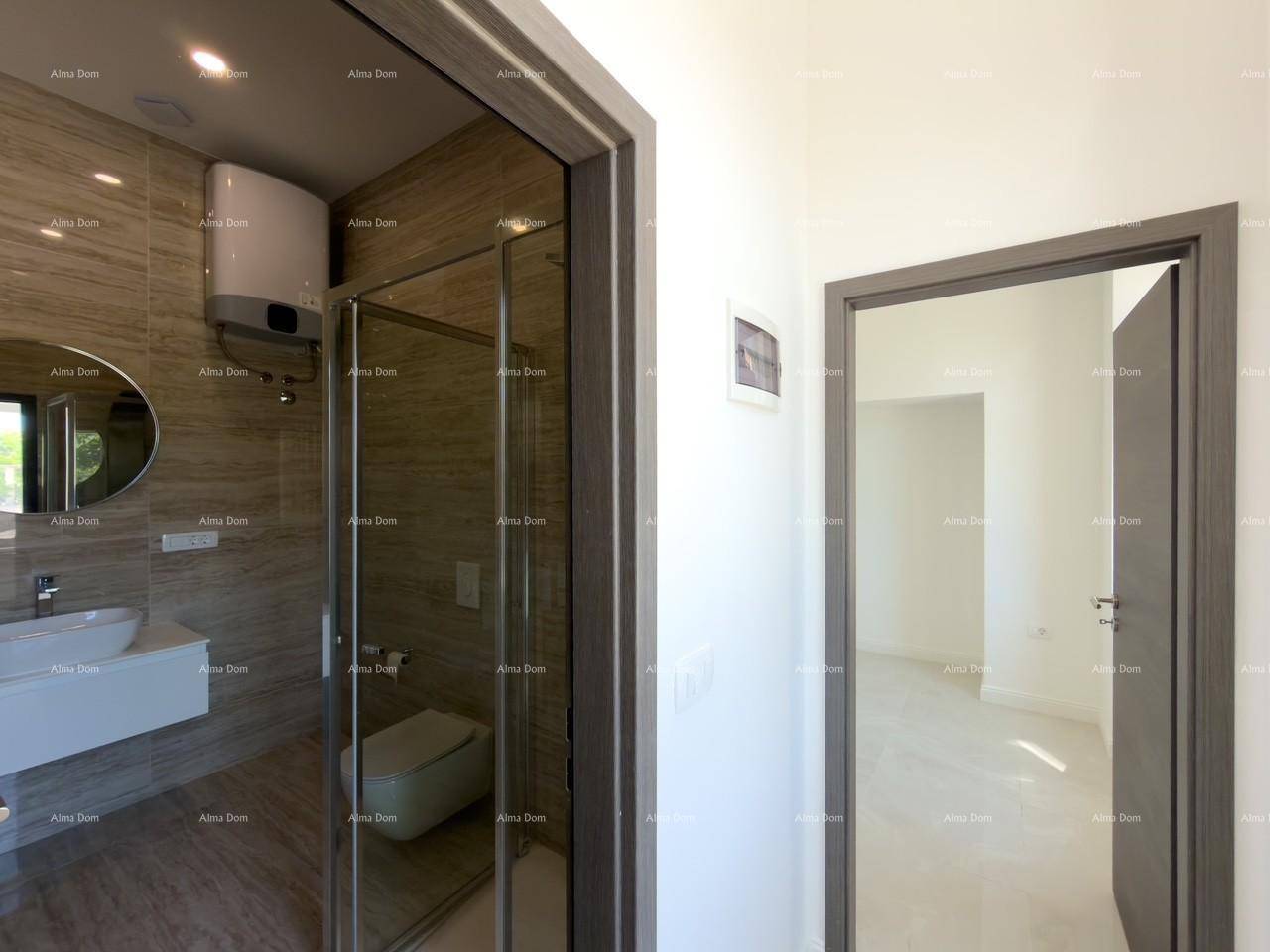 Modernes Badezimmer mit Duschkabine, wandhängendem WC und eleganten Fliesen an Wänden und Boden.