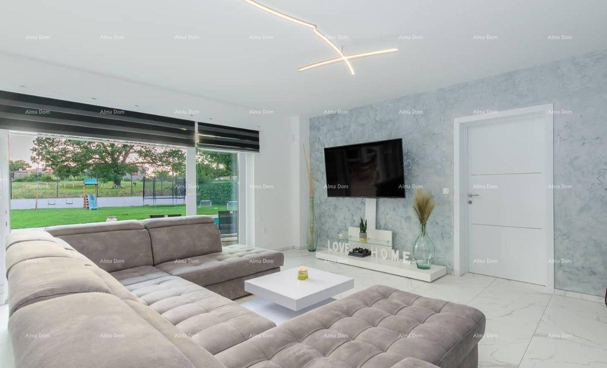 Modernes Wohnzimmer mit großem Ecksofa, Fernseher und Zugang zum Garten mit Spielplatz.