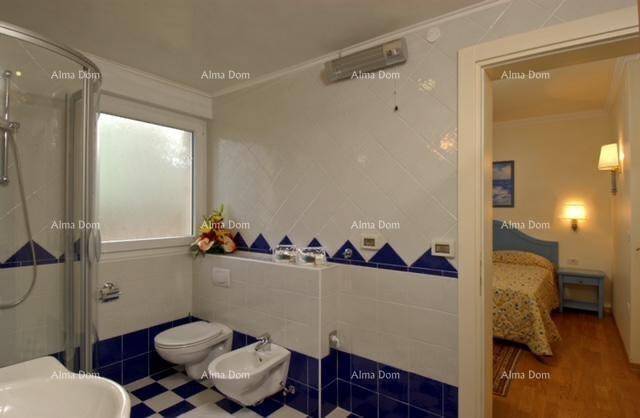 Badezimmer mit Duschkabine, Bidet und Blick in ein angrenzendes Schlafzimmer.