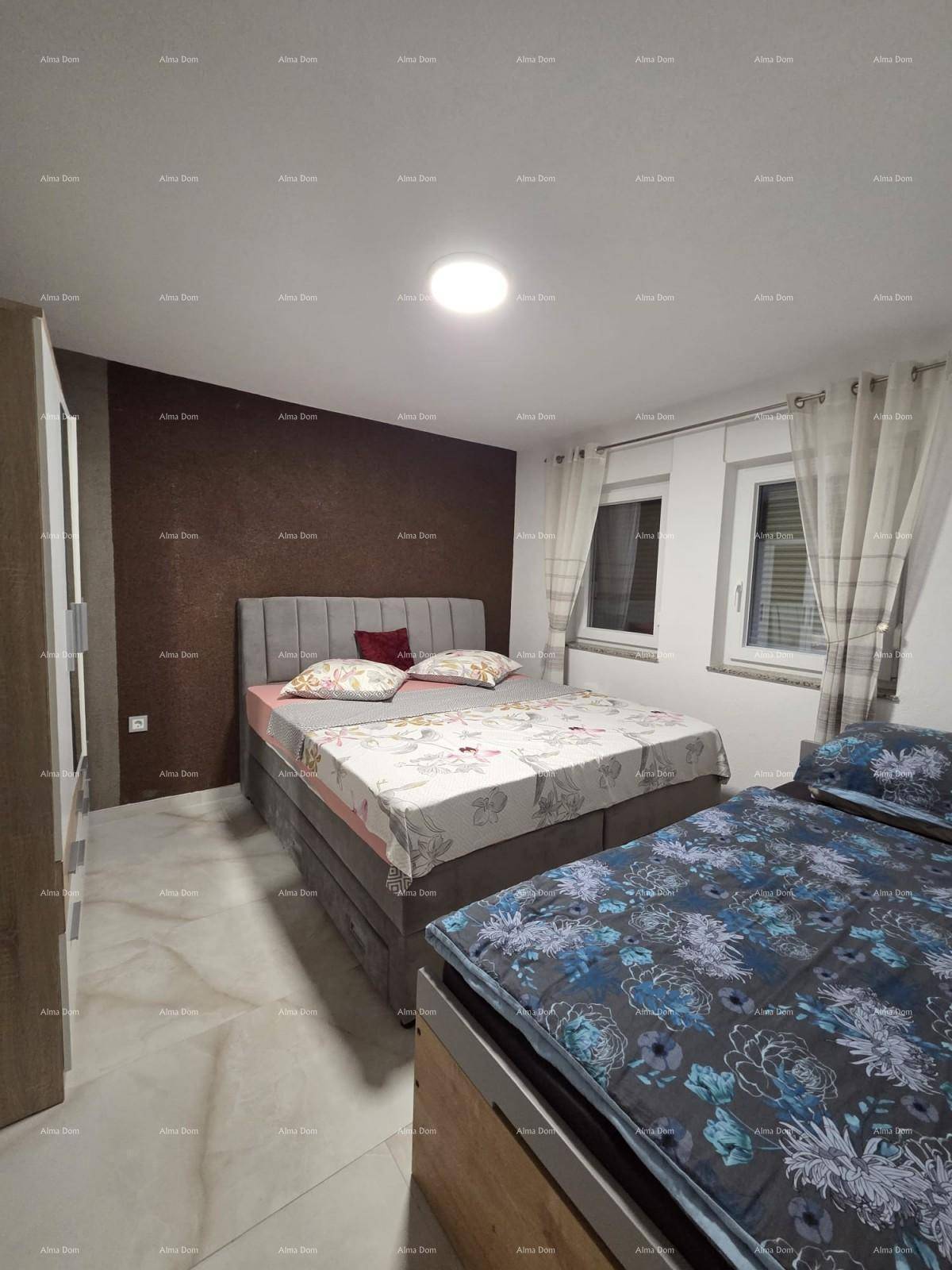 Gemütliches Schlafzimmer mit großem Bett, Kleiderschrank und dunklen Akzentwänden.