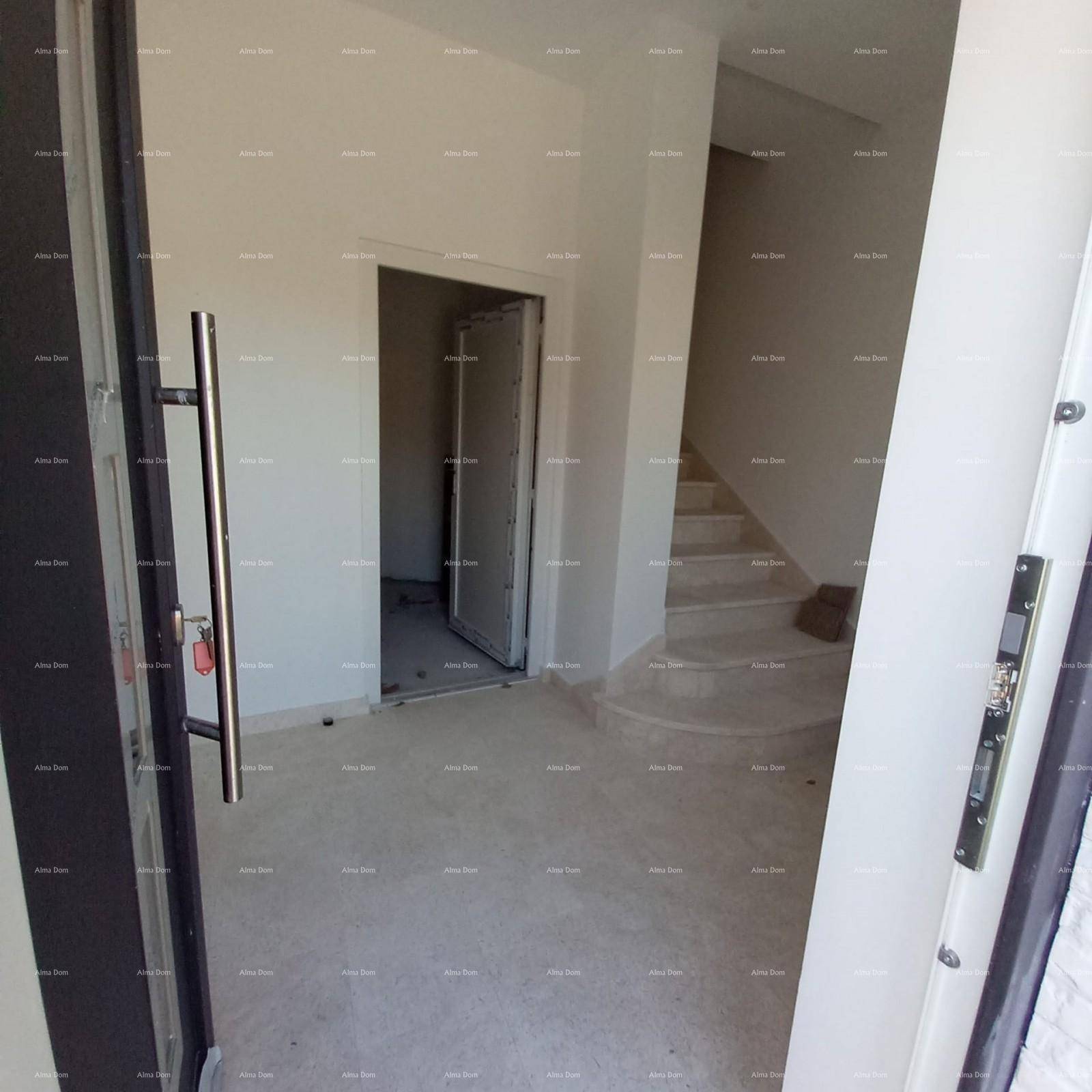 Eingangsbereich mit offener Tür, heller Fliese und Blick auf das Treppenhaus.