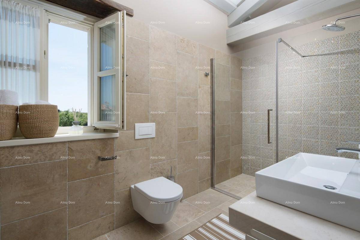 Modernes Badezimmer mit begehbarer Dusche, Wand-WC und Fenster.