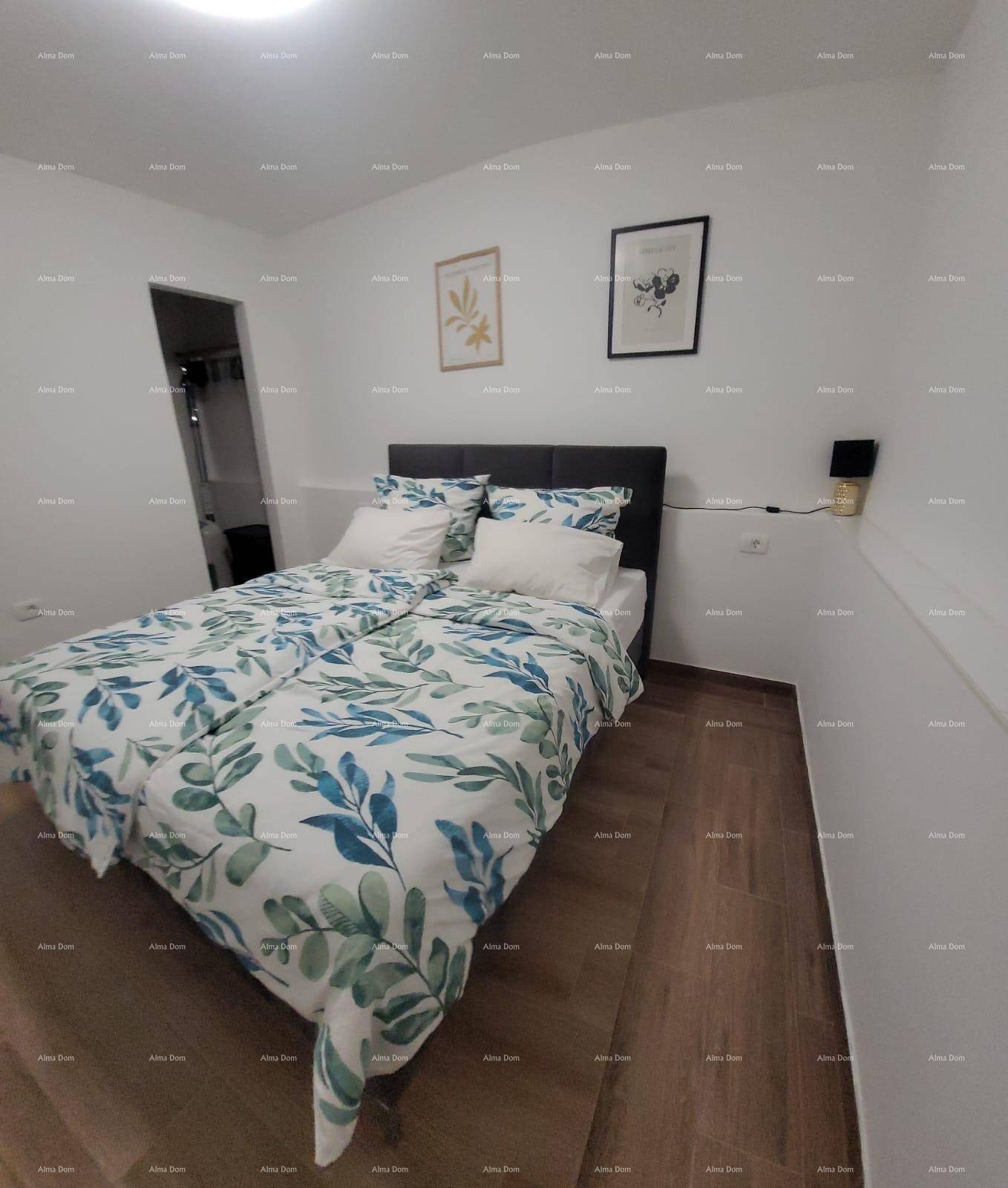 Gemütliches Schlafzimmer mit Doppelbett, Holzboden und stilvoller Wanddekoration.