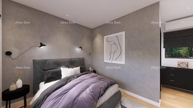 Gemütliches Schlafzimmer mit modernem Bett, dunkler Kommode und Fenster.