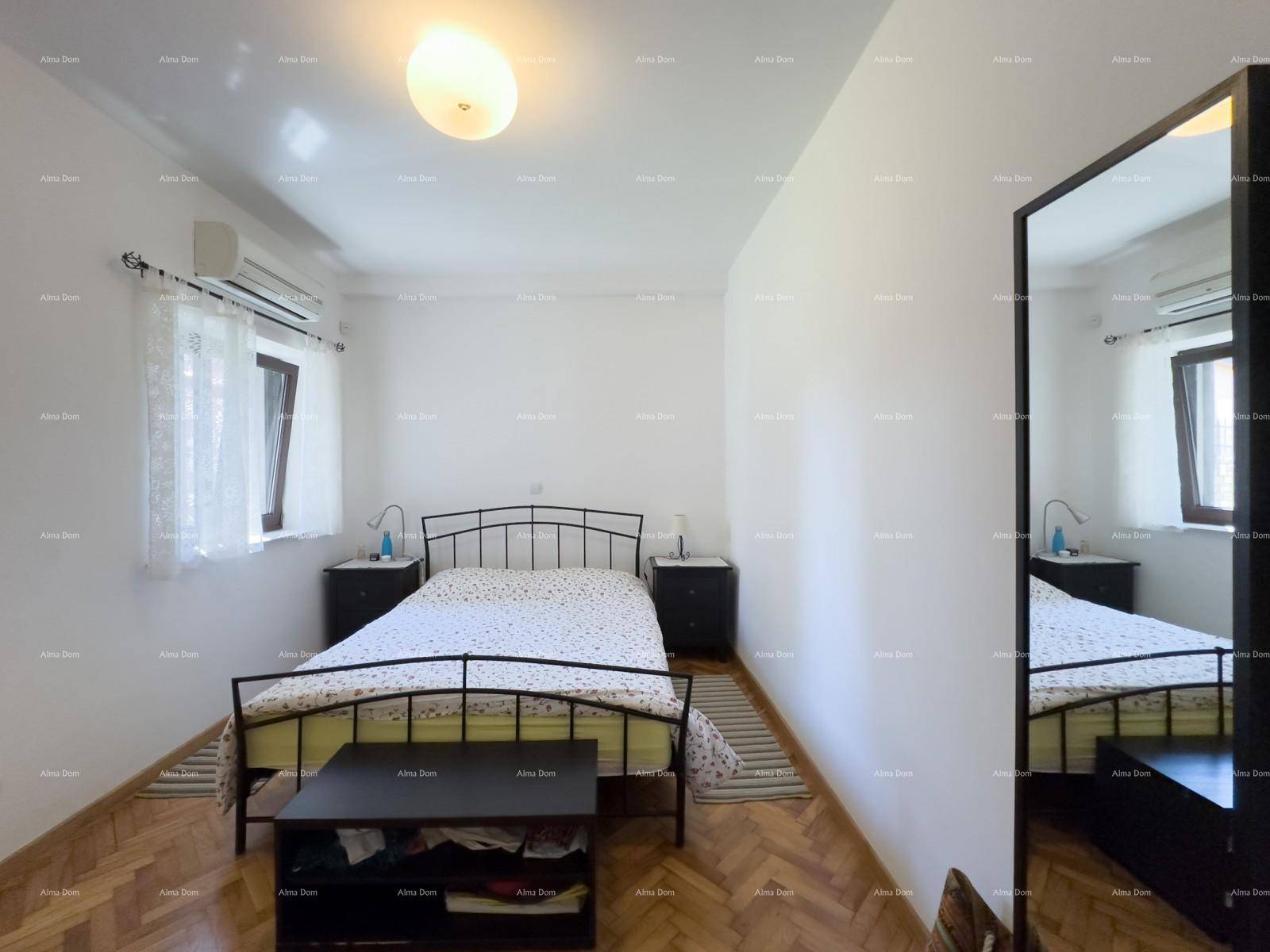 Helles Schlafzimmer mit Doppelbett, Nachttischen und großem Wandspiegel.