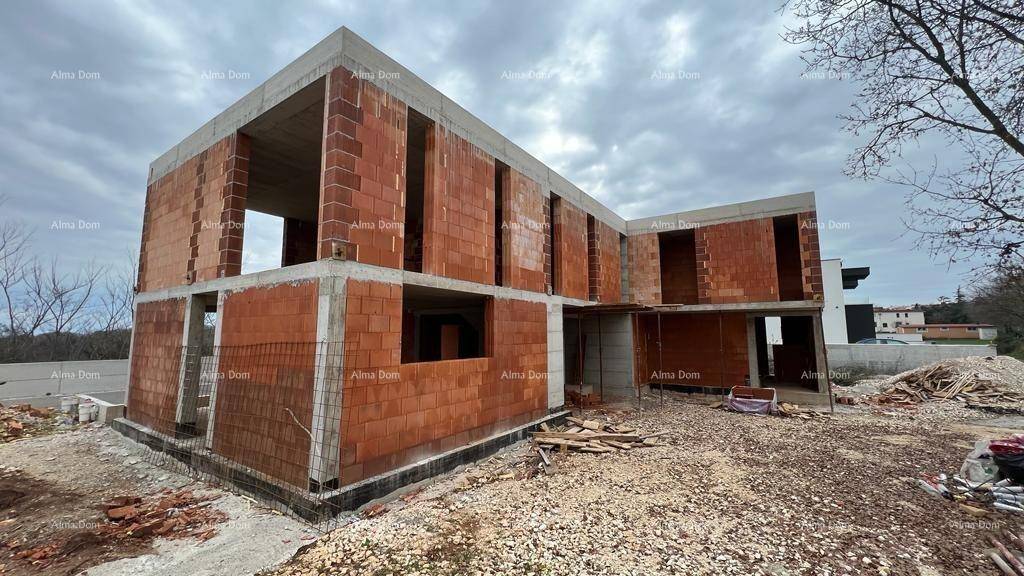 Rohbau einer modernen Villa aus einer anderen Perspektive, zeigt die unfertige Struktur.