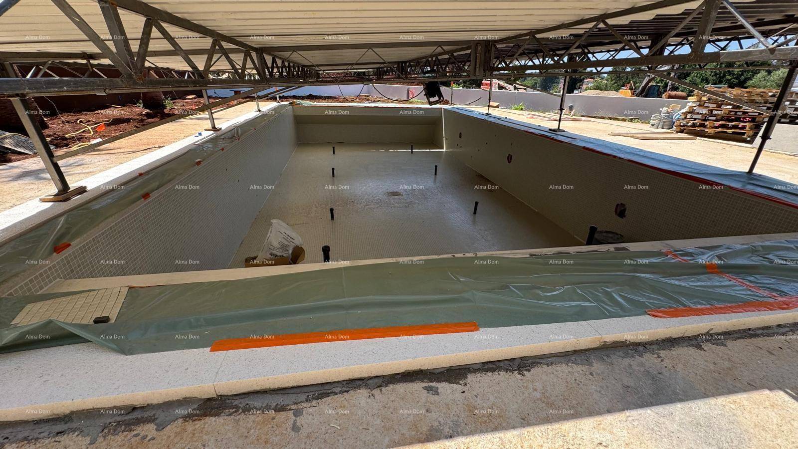 Rohbau eines Pools mit sichtbaren Treppen und vorbereiteter Oberfläche für die Fliesenverlegung.