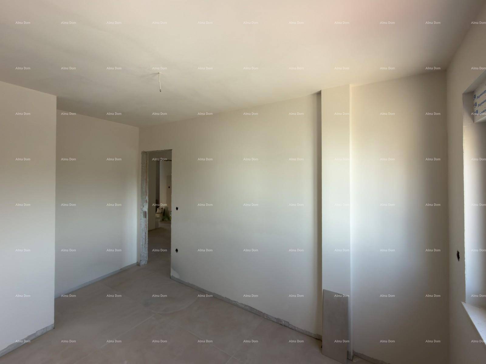Unfertiges Schlafzimmer mit Fenster, hellem Fliesenboden und viel Tageslicht für eine angenehme Atmosphäre.
