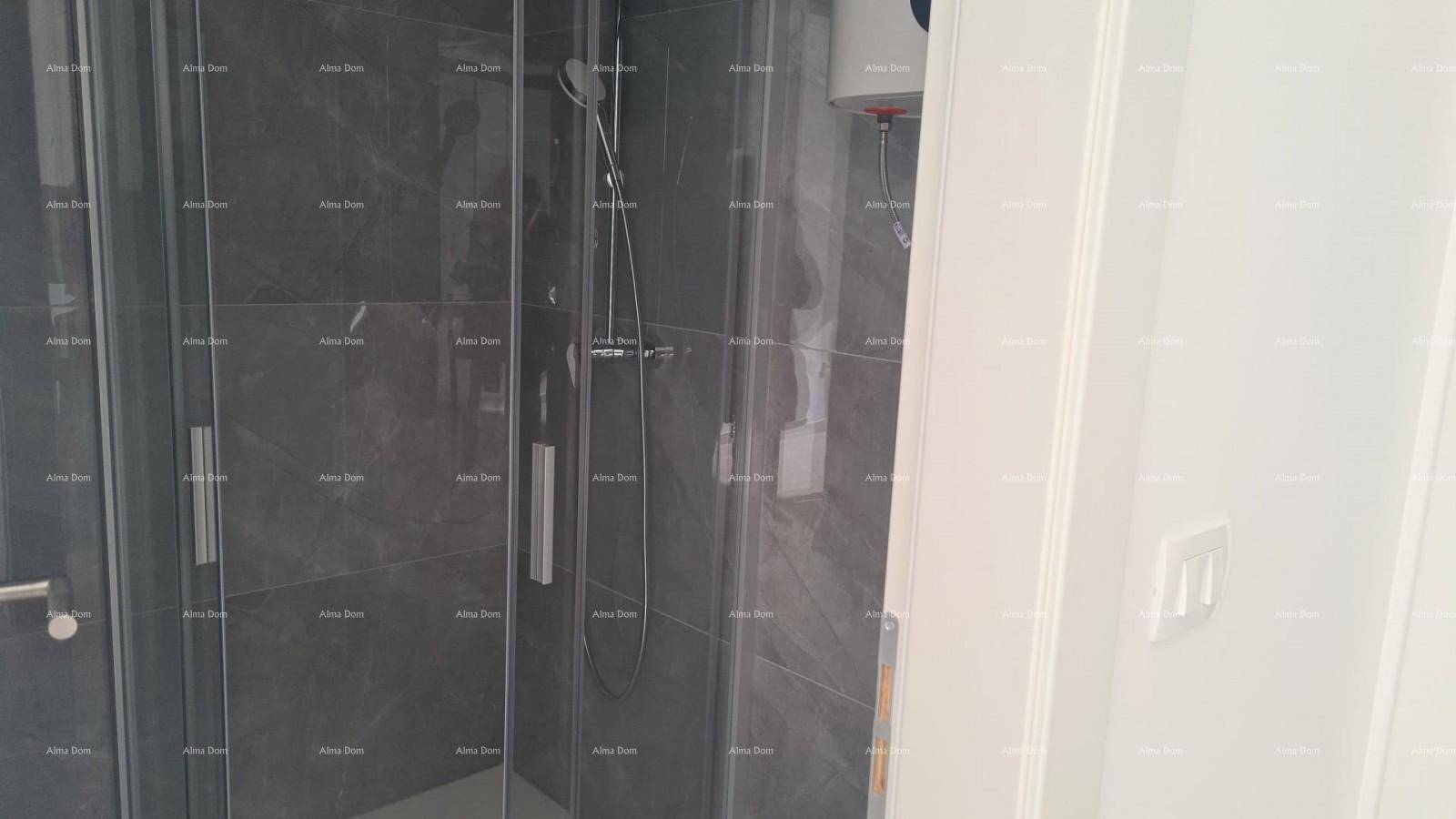 Modernes Badezimmer mit dunklen Fliesen und einer geräumigen Duschkabine.