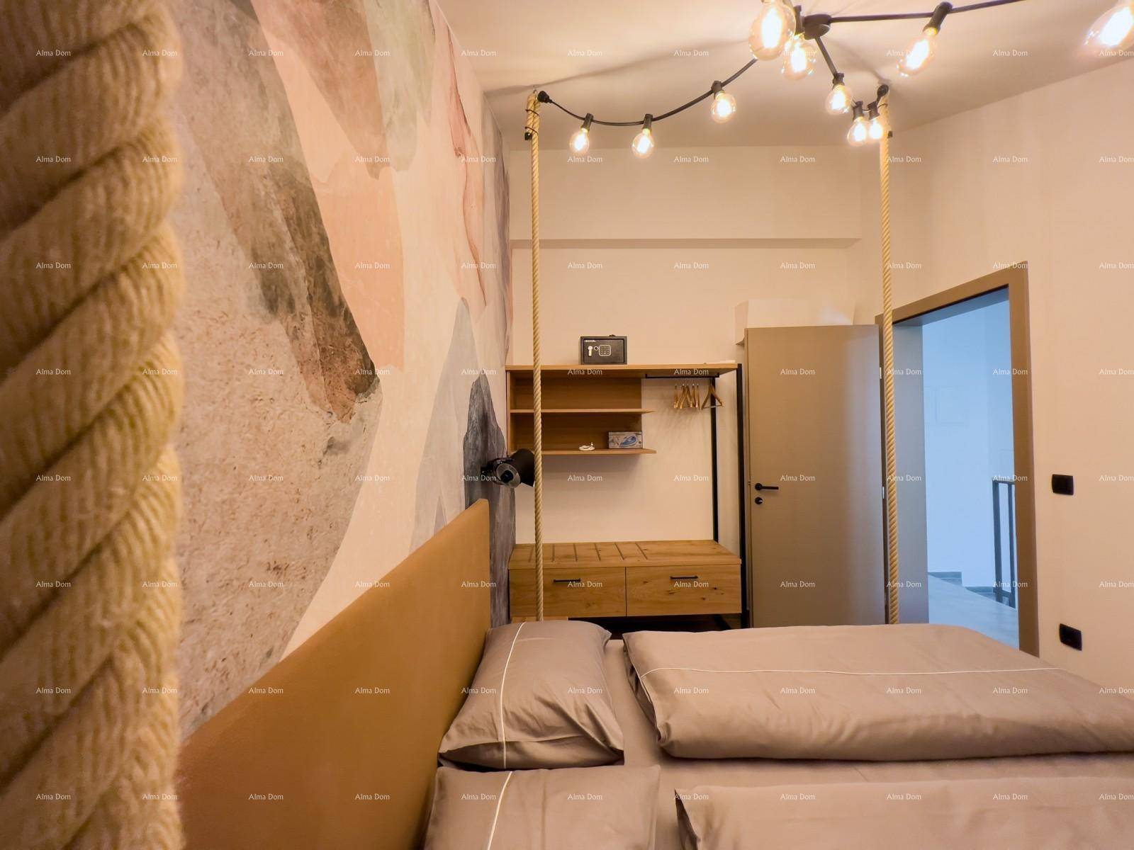 Helles Schlafzimmer mit Holzbett, Seil-Dekoration und offener Ablagefläche im Dachgeschoss.