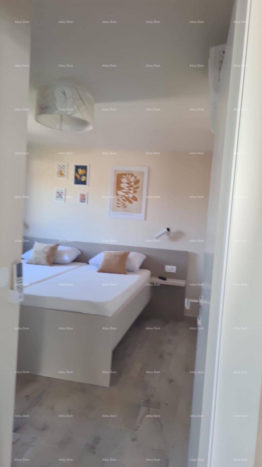 Schlafzimmer mit zwei Einzelbetten und heller Einrichtung, gesehen durch eine offene Tür.