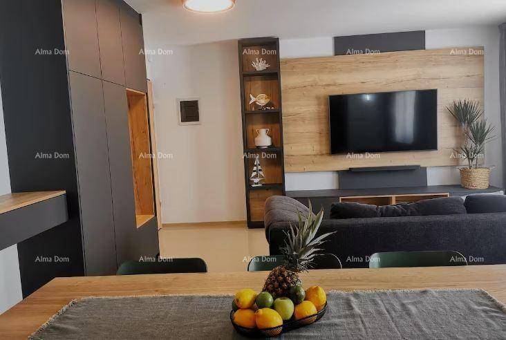Gemütlicher Wohnbereich mit großem Fernseher, Holzvertäfelung und dekorativen Regalen.