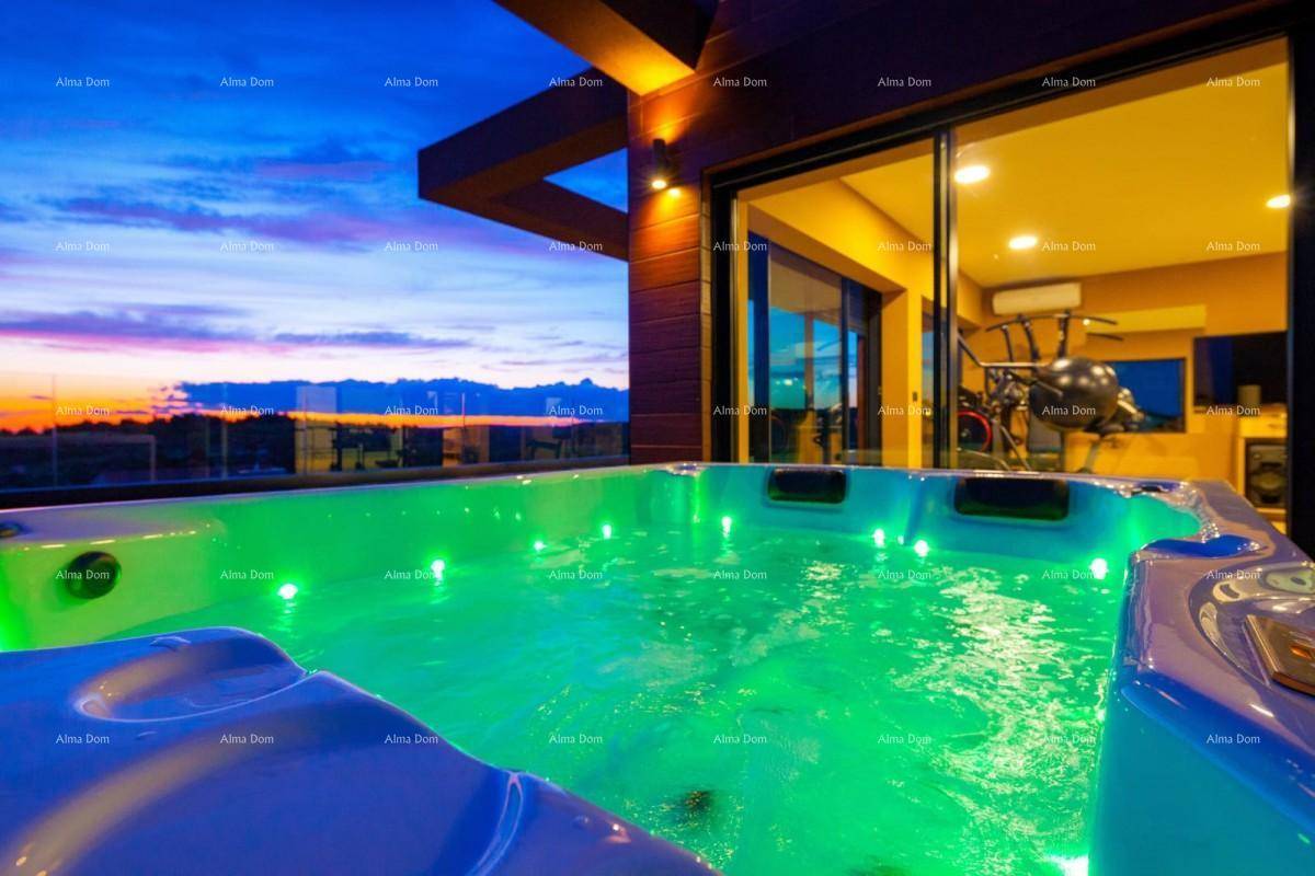 Beleuchteter Whirlpool auf dem Balkon mit atemberaubendem Blick auf das Meer bei Sonnenuntergang.
