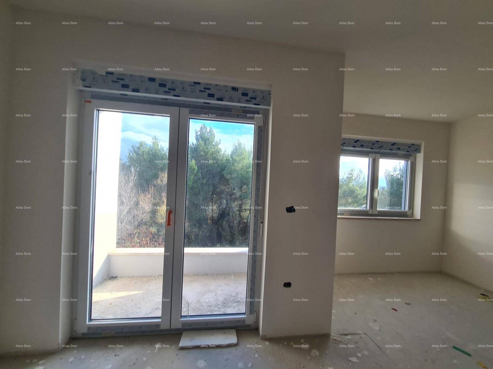 Heller, unfertiger Raum mit großer Glastür zum Außenbereich und einem weiteren Fenster.