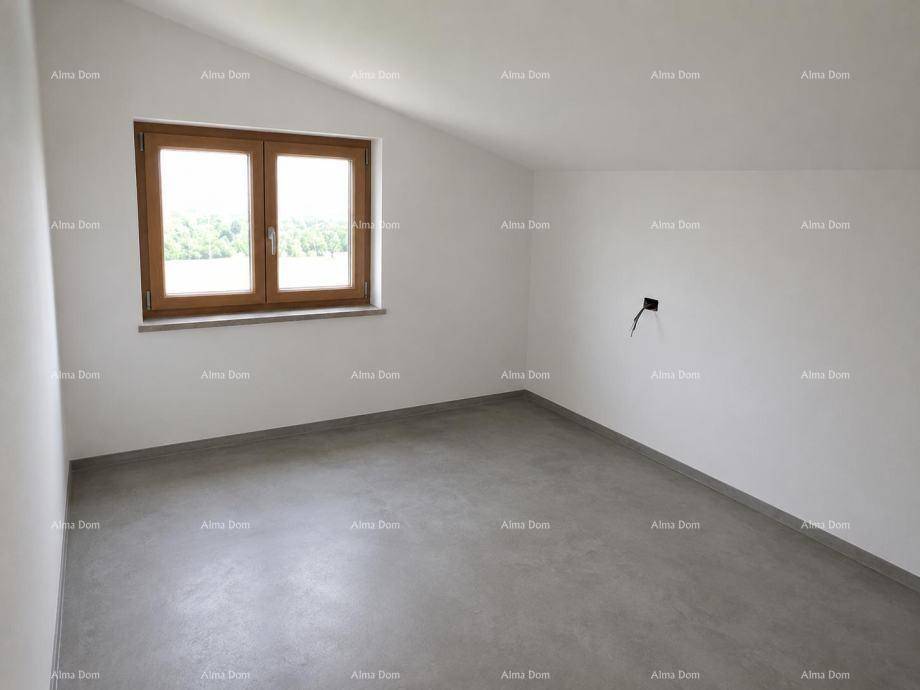 Helles Zimmer mit Dachschräge, Holzfenster und Betonboden, bietet viel natürliches Licht.