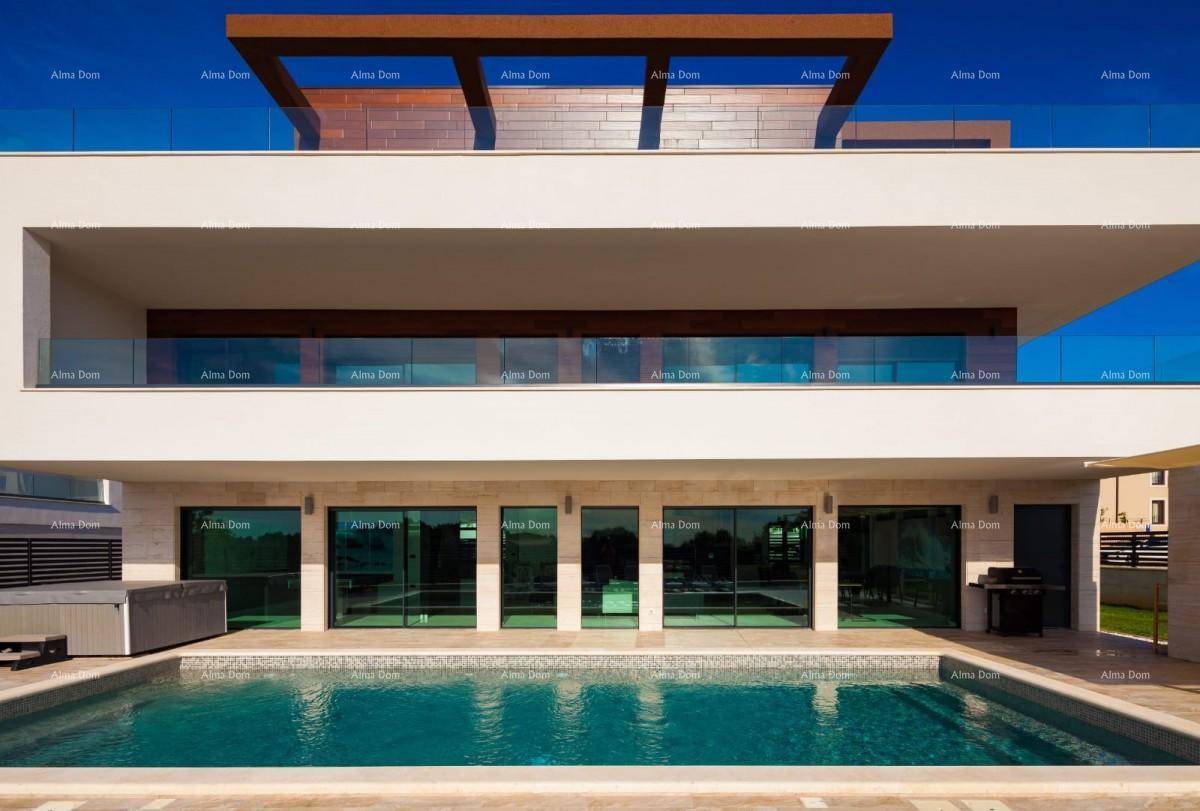 Elegante moderne Villa mit großzügiger Glasfassade und rechteckigem Pool im Vordergrund.