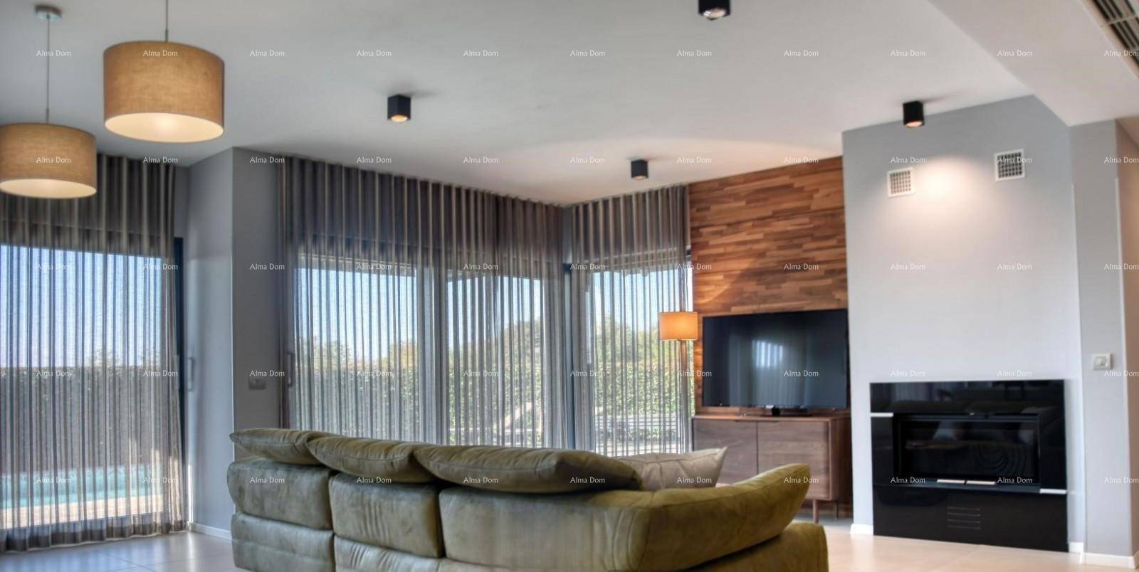 Geräumiges Wohnzimmer mit großem Sofa, Holzwandakzent und integriertem Kamin unter indirekter Beleuchtung.