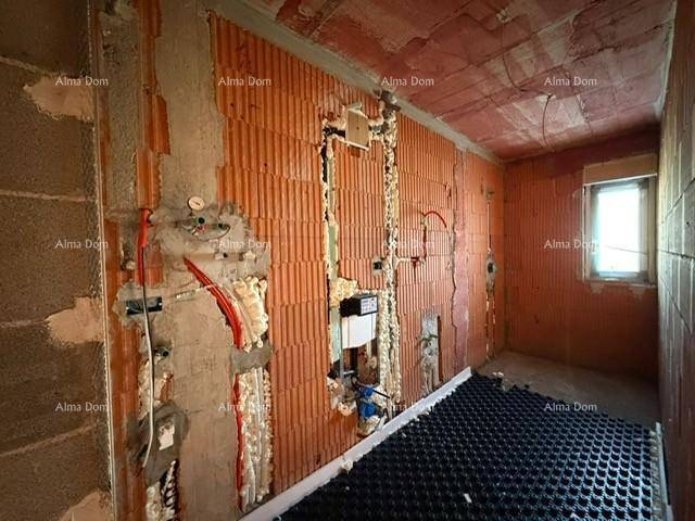 Unfertiges Badezimmer mit Ziegelwänden, Fenster und sichtbaren Sanitärinstallationen für die Fertigstellung.