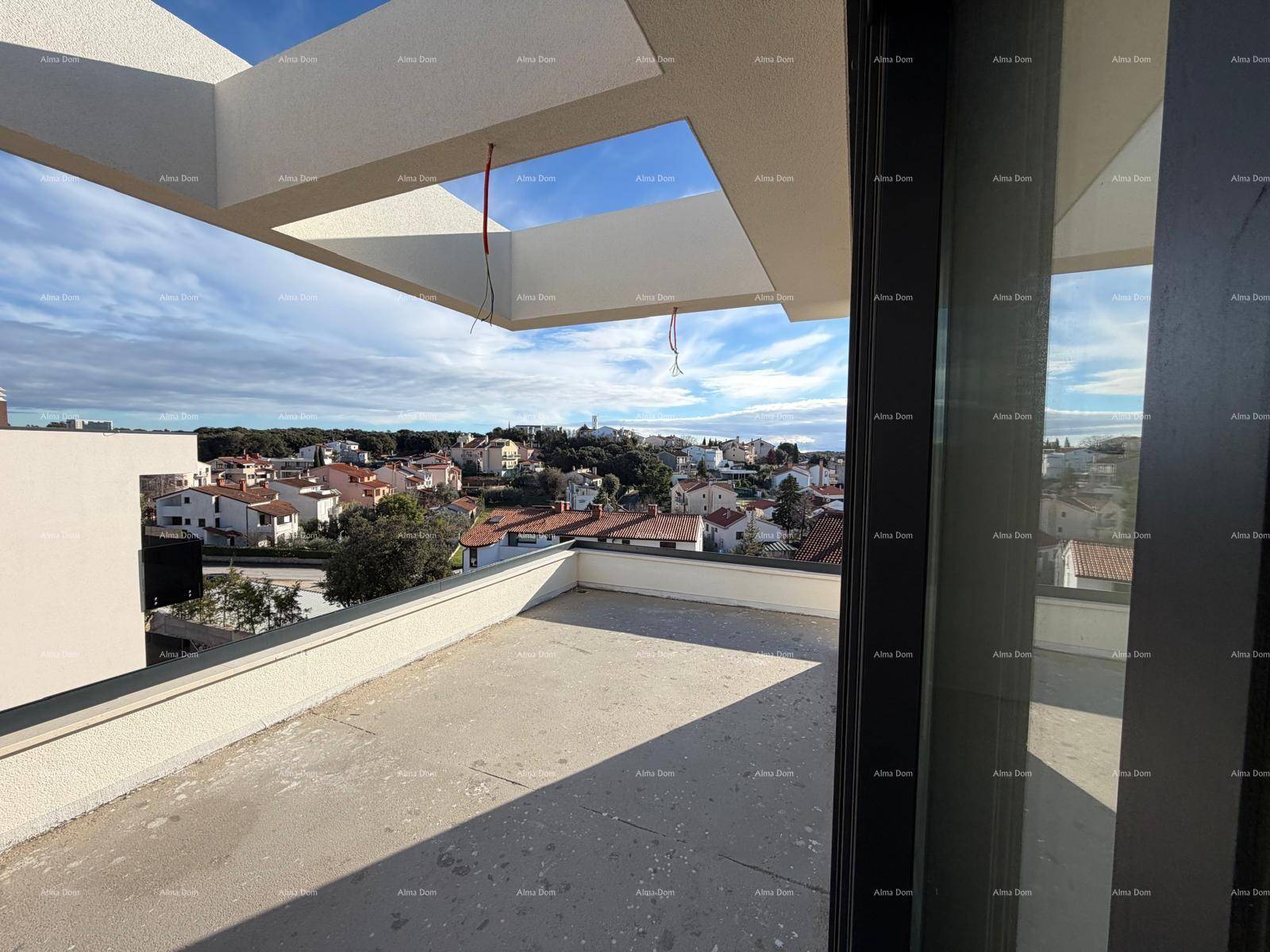 Unfertige Terrasse mit weitem Blick über die Dächer der Stadt und die Landschaft.