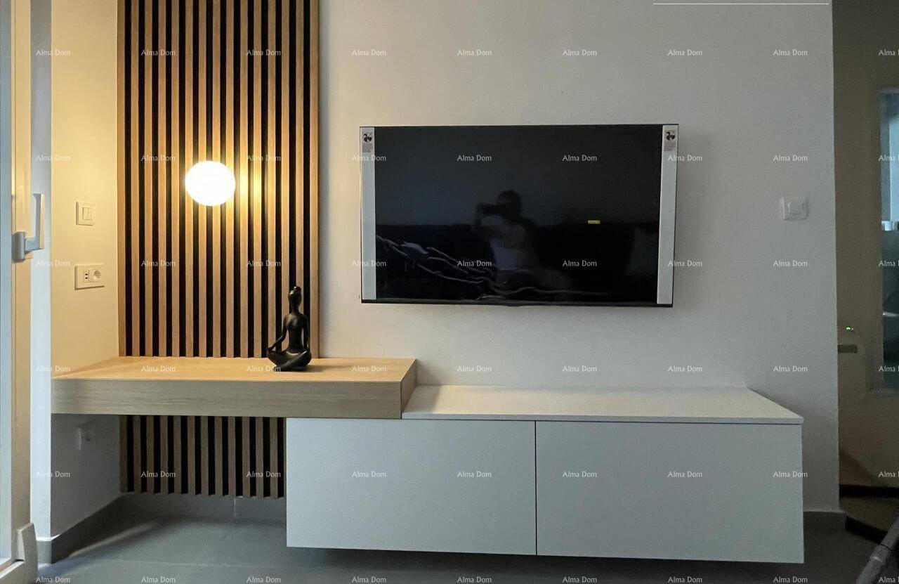 Moderner Wohnbereich mit Wandfernseher, schwebendem Sideboard und dekorativer Holzlamellenwand.