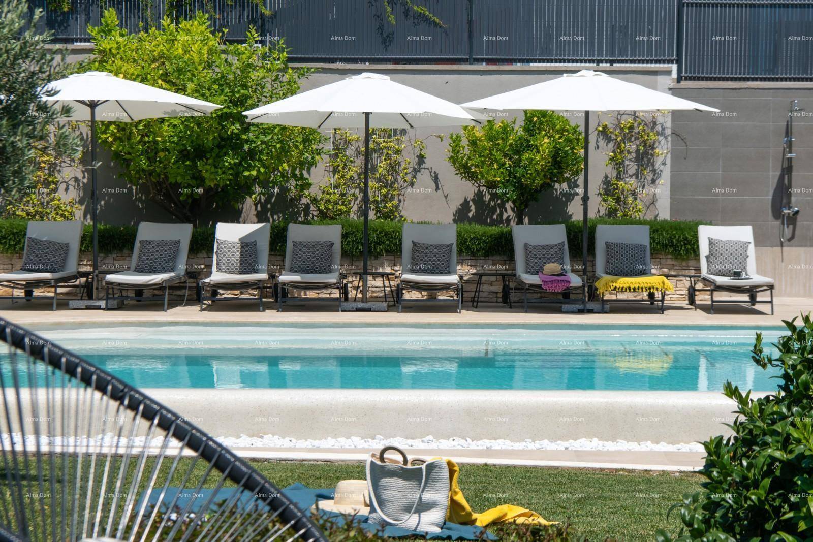 Detailansicht des Pools mit Liegestühlen und Sonnenschirmen, bereit für Entspannung.